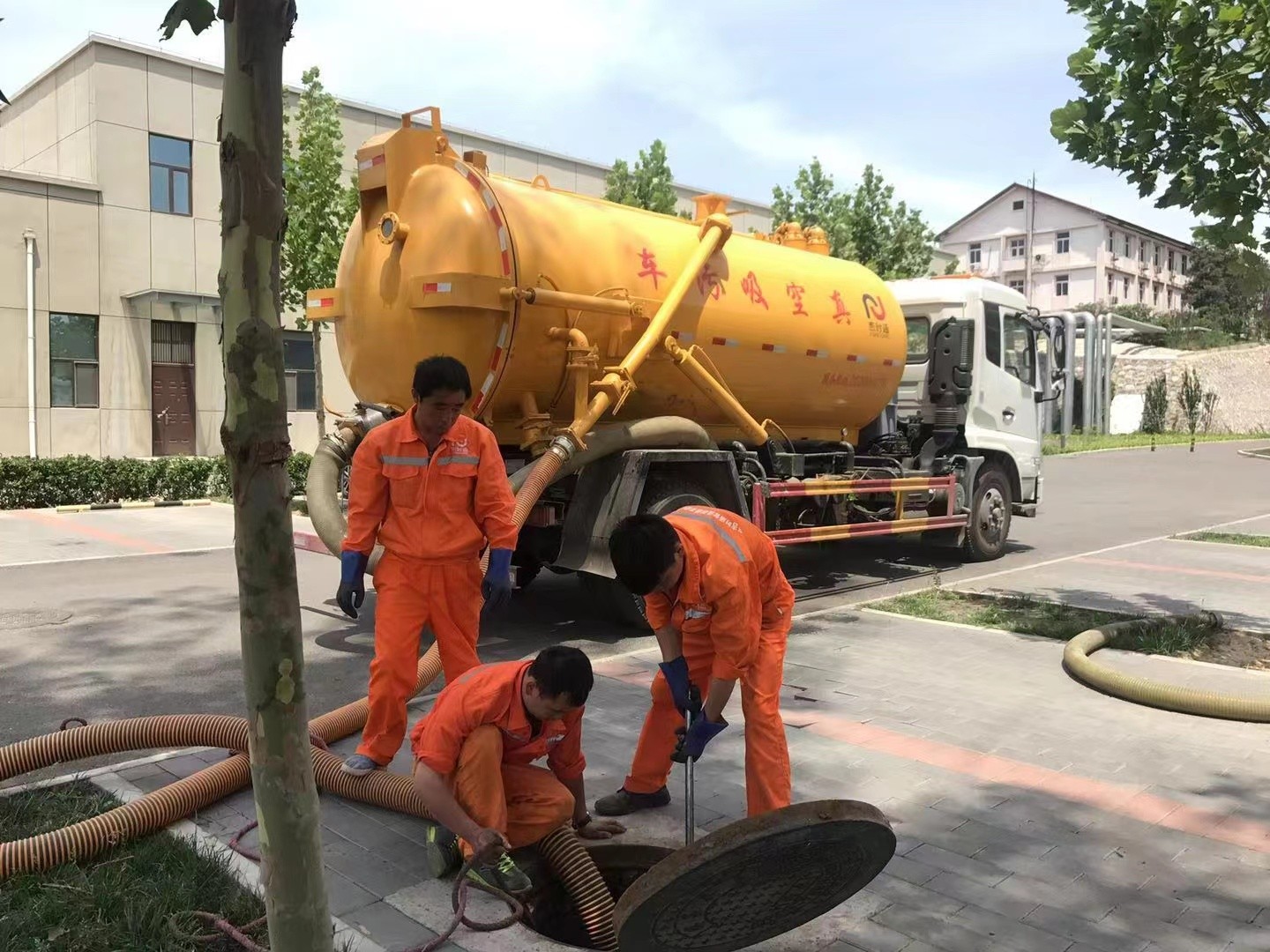 多祥镇管道疏通车停在窨井附近