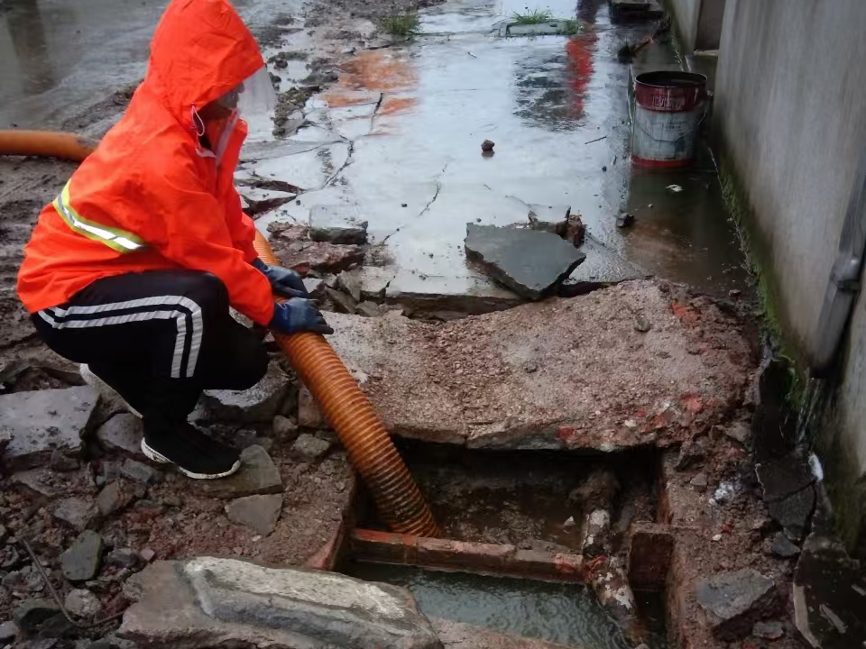 多祥镇专业清理污水池 炜誉市政以规范流程守护城市 “肠道”